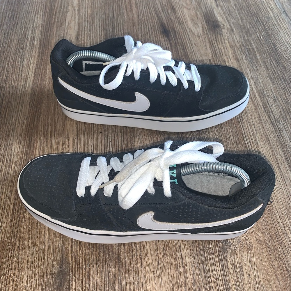 Nike woman’s black & white sneakers excellent pre loved condition size 8.5/9 - Picture 2 of 7